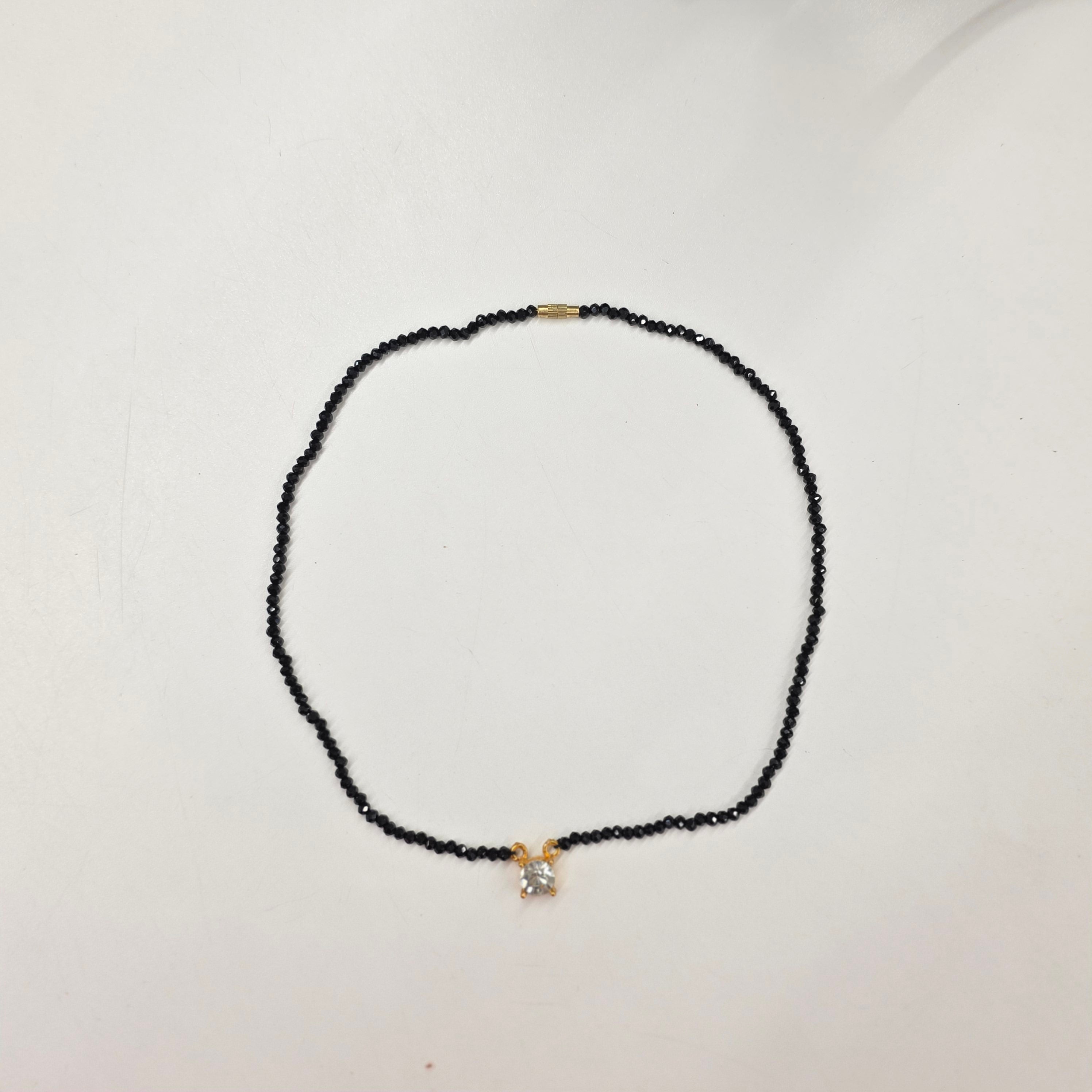 Mangalsutra med sorte krystaller